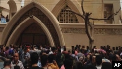 Keluarga dan orang-orang berkumpul di depan sebuah gereja setelah ledakan bom di kota Tanta, Mesir, 9 April 2017.
