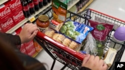 Seorang pembeli bahan makanan mendorong kereta belanjaan di sebuah supermarket di Bellflower, California (foto: dok). Pejabat AS berusaha menghapus makanan tak bergizi dari Program Bantuan Gizi Tambahan atau SNAP (Supplemental Nutrition Assistance Program).
