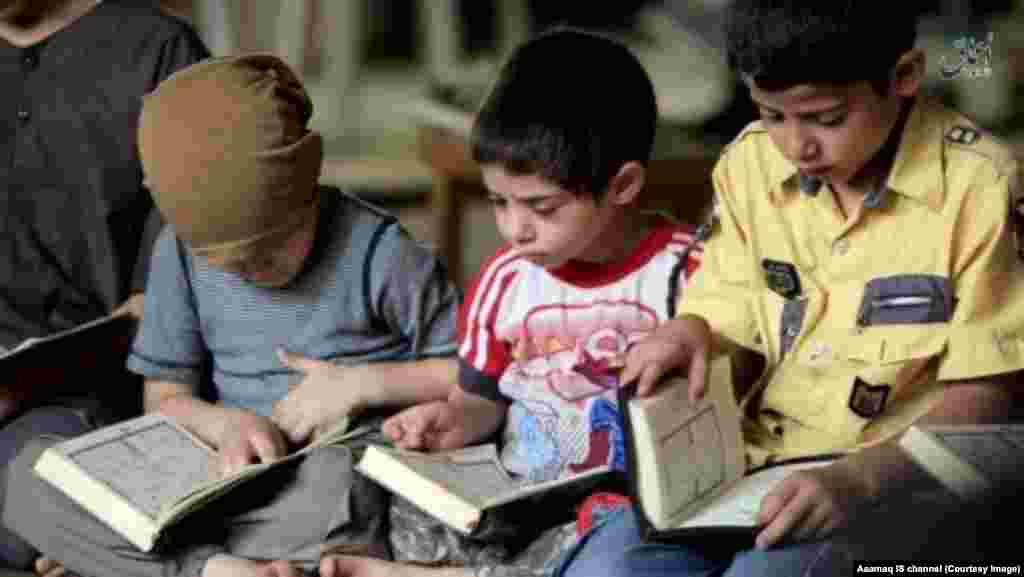 IŞİD'in kontrol ettiği okullarda çocuklar Kuran ezberliyor
