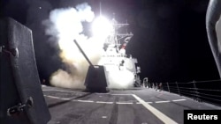 Rudal serangan darat Tomahawk (TLAM) diluncurkan dari kapal perusak berpeluru kendali kelas Arleigh Burke Angkatan Laut AS USS Gravely di Yaman, 3 Februari 2024. (Foto: via Reuters)