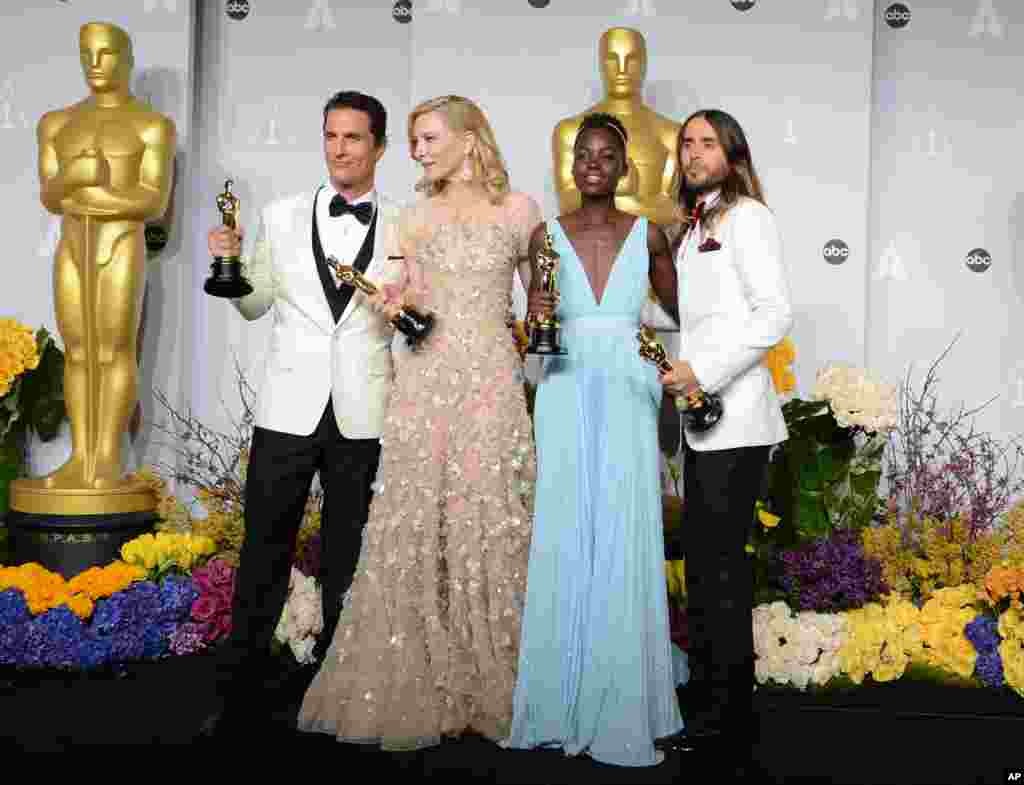 Dari kiri ke kanan: Matthew McConaughey, Cate Blanchett, Lupita Nyong'o dan Jared Leto berfoto dengan piala masing-masing usai acara Oscars 2014 di Dolby Theatre, Los Angeles.