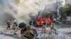 Petugas pemadam kebakaran membantu seorang perempuan setempat mengungsi dari sebuah bangunan tempat tinggal yang hancur akibat serangan pesawat tak berawak Rusia(UAV) Shahed-136 buatan Iran, di Kyiv, Ukraina 17 Oktober 2022. (REUTERS/Vladyslav Musiienko)