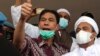 Sekretaris Jenderal Front Pembela Islam Munarman, kiri, yang juga pengacara ulama Rizieq Shihab. (Foto: AP)