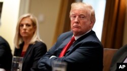Presiden Donald Trump dalam rapat dengan para petugas penegak hukum membahas kejahatan yang dilakukan geng kriminal MS-13 dan keamanan perbatasan, di Ruang Kabinet, Gedung Putih, 6 Februari 2018.