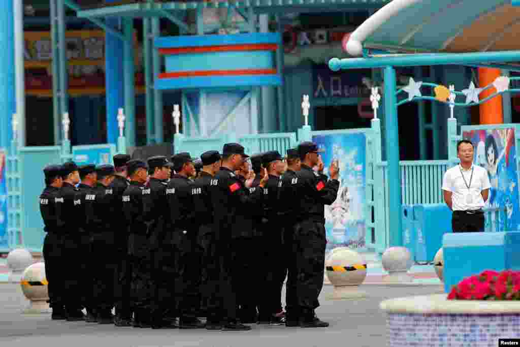 安保人员2018年6月9日在中国山东省青岛市上海合作组织(SCO)峰会媒体中心外列队。