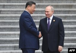 Presiden Rusia Vladimir Putin dan Presiden China Xi Jinping menghadiri upacara penyambutan kenegaraan di depan Aula Besar Rakyat di Lapangan Tiananmen di Beijing pada 16 Mei 2024. (Foto: Sergei Bobylyov/Sputnik)