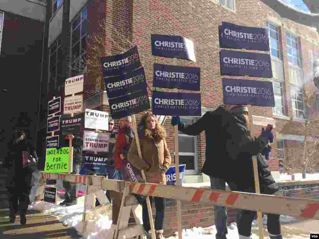 Poster kandidat capres dipajang di depan TPS di Ward 1, Manchester, New Hampshire, 9 Februari 2016. (Foto: K. Gypson / VOA)