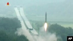 북한 조선중앙방송(KRT)가 탄도미사일 발사 다음날인 지난달 6일, 발사 순간 동영상을 공개했다.(자료사진)