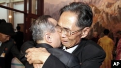 지난해 10월 금간산호텔에서 열린 제20차 이산가족 상봉행사에서 형제지간인 북측 주재은(오른쪽)씨와 남측 주재휘 씨가 포옹하고 있다. (자료사진)
