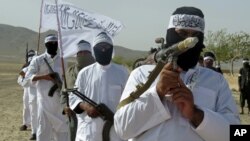 چندین مقام محلی به ویژه در جنوب افغانستان گفته اند که مشاوران روس در لباس داکتر و کارمند صحی در صفوف طالبان دیده شده اند