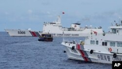 2023年8月，一艘菲律賓補給船在第二托馬斯淺灘運送物資時被中國海警船封鎖。（美聯社）