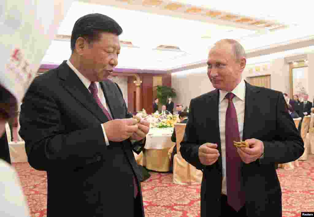 俄罗斯总统普京和中国国家主席习近平2018年6月8日在中国天津出席招待会,吃煎饼果子。当天习近平授予普京“友谊勋章”。习近平强调,这枚勋章不仅代表了中国人对普京的崇高敬意,更象征了两个国家的深厚友谊。 习近平还说:“中华人民共和国‘友谊勋章’是中国国家对外最高荣誉勋章。” 2017年7月4日,普京授予习近平俄罗斯国家最高勋章“圣安德烈”勋章。