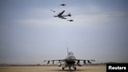 飞过乌山空军基地的美国B-52轰炸机。（2016年1月10日）