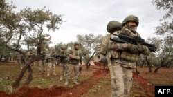 LeşkerênTirk li gundê Qaminas, 6 kilometran dûrî bajarê Idlib
