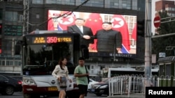 北京街頭大螢幕正播放中國國家主席，中共中央總書記習近平星期四（6月20日）對北韓民主主義人民共和國進行國事訪問與金正恩會晤。