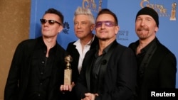 Para anggota Band U2: Adam Clayton (kiri), Bono (dua dari kanan), Larry Mullen, Jr. dan The Edge (kanan) berpose dengan piala mereka, seusai memperoleh penghargaan "The Best Original Song" Golden Globe ke-71 di Beverly Hills, California untuk lagu "Ordinary Love" dalam film "Mandela: Long Walk to Freedom", 12 Januari 2014 (Foto: dok). 
