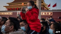 北京天安門前戴著口罩的遊人。（2020年1月23日） 