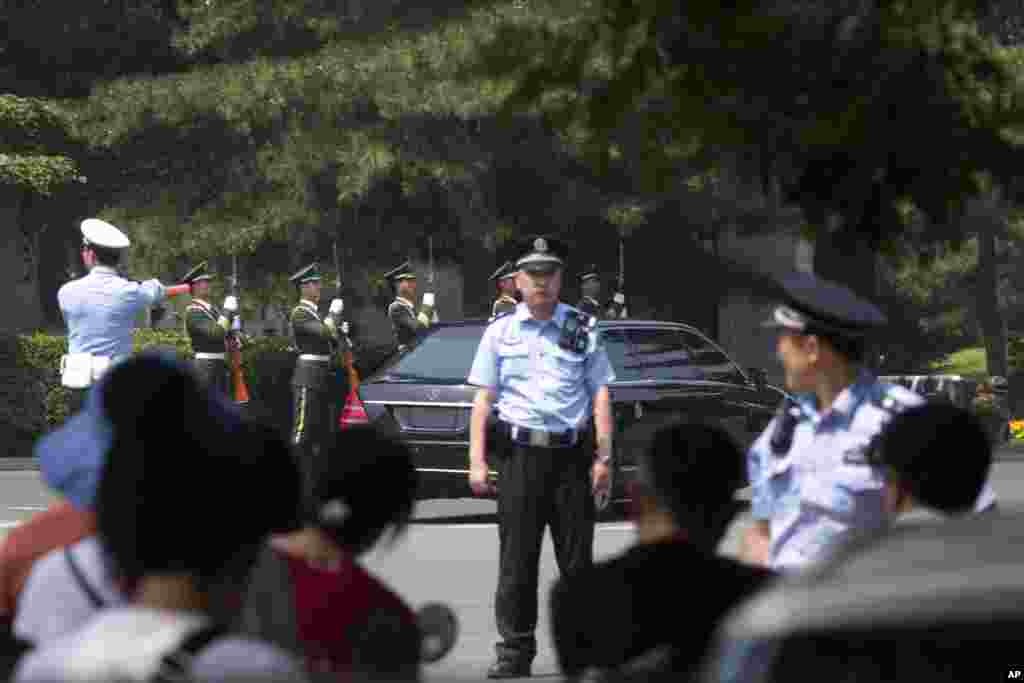 2018年6月19日,疑似朝鲜领导人金正恩的加长豪华轿车在摩托车队护送下抵达北京钓鱼台国宾官。 