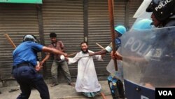Polisi Bangladesh memukuli seorang aktivis partai Islam dalam demonstrasi rusuh di Kachpur, pinggiran ibukota Dhaka (10/7).