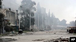 Pada foto yang dirilis oleh kantor berita resmi Suriah, SANA ini, terlihat jalanan yang rusak dan terblokir saat terjainya bentrokan antara penerintah Suriah dengan pemberontak di dekat lapangan Abbassiyin, timur Damaskus, Suriah, 20 Maret 2017.