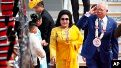 ARSIP - PM Malaysia, Najib Razak, kanan, memberi hormat pada pengawal kehormatan saat tiba bersama istrinya Rosmah Mansor di Clark International Airport di Clark, Provinsi Pampangan, utara Manila, Filipina, 12 November 2017 (foto: AP Photo/Bullit Marquez)