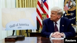 Presidenti i Shteteve të Bashkuara Donald Trump shikon një hartë që tregon Gjirin e Amerikës, i cili paraprakisht u quajt Gjiri i Meksikës, në Zyren Ovale të Shtëpisë së Bardhë më 13 shkurt, 2025/Pamje arkivi/Reuters 