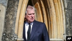 Pangeran Andrew tampil di Royal Chapel di Windsor, Inggris, menyusul pengumuman kematian ayahnya Pangeran Philip, pada 11 April 2021. (Foto: Pool Photo via AP/Steve Parsons)