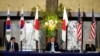 美国常务副国务卿谢尔曼(右)与韩国外交部第一次官崔钟建(左)和日本副外相森健良在东京出席新闻发布会。(2021年7月21日)