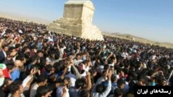 در هفتم آبان حضور هزاران نفر در پاسارگاد، مسئولان را غافلگیر کرد. 