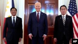 11일 워싱턴 백악관 이스트룸에서 열린 3국 정상 회담에 앞서 조 바이든 미국 대통령(가운데)이 페르디난드 마르코스 필리핀 대통령(왼쪽), 기시다 후미오 일본 총리가 포즈를 취했다.