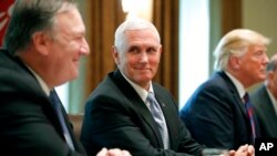 Dari kiri: Menlu AS Mike Pompeo, Wapres Mike Pence, dan Presiden Donald Trump dalam rapat kabinet di Gedung Putih (27/8). 