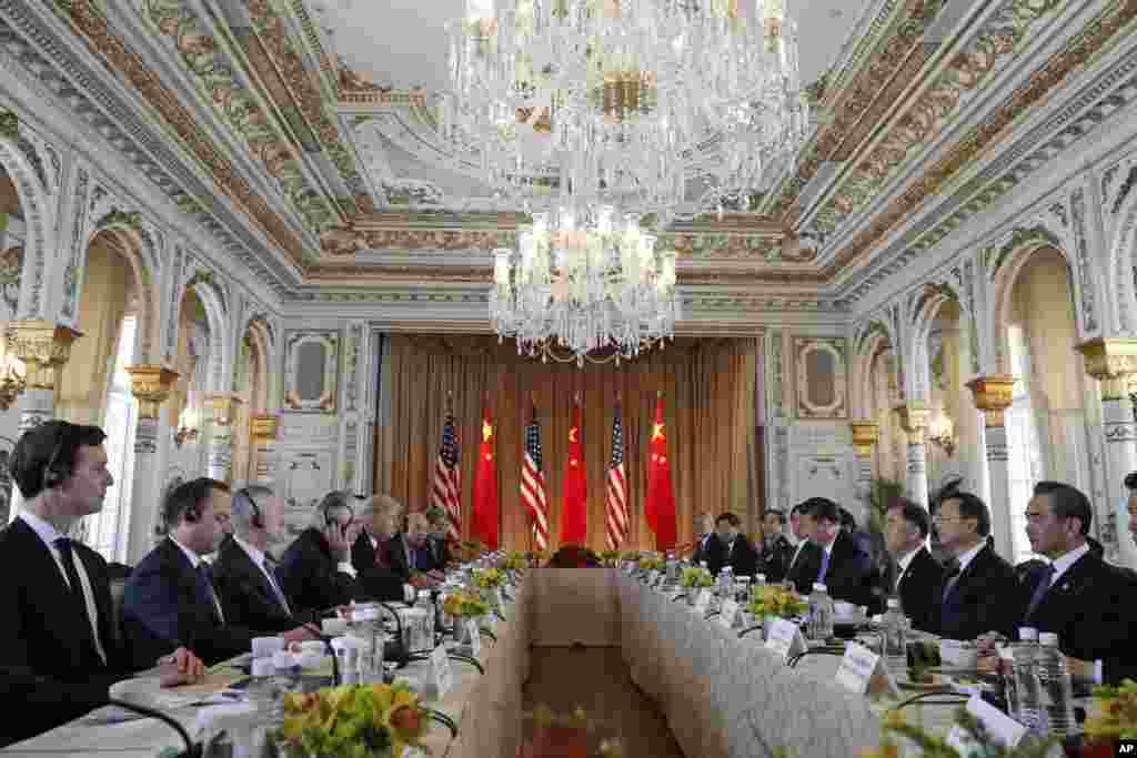 美国总统川普及其手下高官同中国主席习近平及其手下高官在海湖庄园举行双边会谈(2017年4月7日)。图上有美国国防部长马蒂斯和中国军委联合参谋部参谋长房峰辉。中国官方媒体称,双方就建立两军参谋部之间新的对话机制平台达成了协议,为推动未来两军关系的发展提供新的动力。但美军参谋长联席会议新闻发言人4月10日对美国之音说,目前尚不能证实跟中国军队建立这一新平台的说法。