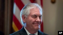 Menteri Luar Negeri AS Rex Tillerson menolak pemotongan anggaran 37 persen, mengatakan bahwa pemotongan sebaiknya dilakukan bertahap.