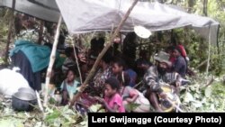 Masyarakat Nduga bersembunyi di hutan selama TNI-Polri melakukan pengejaran kelompok Egianus Kogoya, di Mapenduma, Kabupaten Nduga, Provinsi Papua, Desember 2018. (Courtesy Photo: Leri Gwijangge)