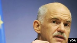 Perdana Menteri Yunani George Papandreou pada konferensi pers setelah bertemu dengan para pemimpin negara-negara Uni Eropa di Brussels (24/6).