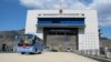 Sebuah bus wisata melaju melewati perbatasan China dan Korea Utara, di Ji'an di provinsi Jilin timur laut China, menuju Korea Utara, 8 April 2019. (AFP). 