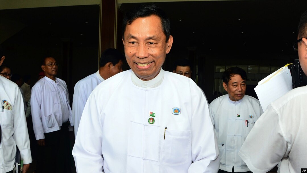 ပါတီ ကိုယ်စားလှယ်လောင်း သတင်းစာရှင်းလင်းပွဲ တက်ရောက် လာတဲ့ သူရဦးရွှေမန်း။
(သြဂုတ် ၁၂၊ ၂၀၁၅)
