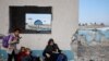 Seorang perempuan dan sejumlah anak-anak tiba di Rafah setelah dievakuasi dari Rumah Sakit Nasser di Khan Younis, Gaza, pada 15 Februari 2024. (Foto: Reuters/Mohammed Salem)