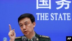 우첸 중국 국방부 대변인이 베이징에서 회견하고 있다. (자료사진)