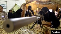 Seorang pengunjung tengah memperhatikan sebuah senjata dalam pameran persenjataan di Abha, Arab Saudi, 20 April 2017. (Foto: dok).