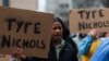 Aksi protes setelah rilis rekaman kamera tubuh yang menunjukkan polisi memukuli Tire Nichols di pusat kota Memphis, Tennessee, AS, Januari 28, 2023. (REUTERS/Leah Millis)
