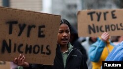 Aksi protes setelah rilis rekaman kamera tubuh yang menunjukkan polisi memukuli Tire Nichols di pusat kota Memphis, Tennessee, AS, Januari 28, 2023. (REUTERS/Leah Millis)
