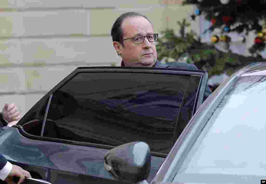 Presiden Perancis, Francois Hollande meninggalkan Istana Elysee menyusul insiden penembakan di kantor tabloid satiris Charlie Hebdo, Paris (7/1).