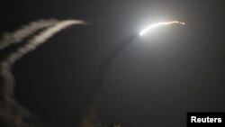 2014年9月23日，美国导弹巡洋舰“菲律宾海”号（USS Philippine Sea）向叙利亚境内的伊斯兰国控制区发射“战斧”巡航导弹。照片是从在海湾游弋的美国乔治•布什号航母上拍到的。