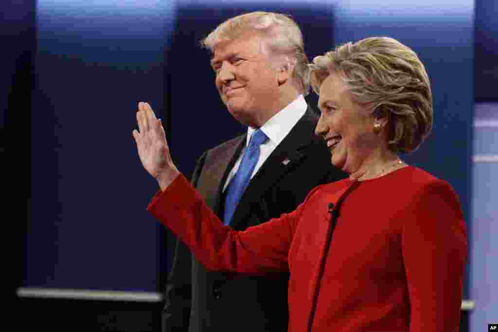 Kandidat presiden AS dari Partai Republik Donald Trump (kiri) bersama kandidat Partai Demokrat Hillary Clinton sebelum debat kepresidenan pertama di Hofstra University (26/9) di Hempstead, New York. (AP/ Evan Vucci)