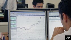 一名证券交易员8月10日在巴黎的办公室研究市场走向