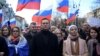 Alexei Navalny e esposa, Yulia (dir), numa marcha em memória do opositor Boris Nemtsov, em Moscovo, 29 de fevereiro de 2020