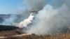 Pesawat pemadam kebakaran menyemprotkan bahan penghambat api untuk memadamkan kebakaran akibat roket yang ditembakkan dari Lebanon ke Israel, utara Israel, 17 Agustus 2024. (Foto: REUTERS/Avi Ohayon)