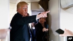 Presiden Amerika Serikat Donald Trump memberikan keterangan kepada reporter di pesawat Kepresidenan AS, Air Force One, 5 April 2018. (Foto: dok)