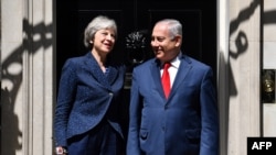 Perdana Menteri Inggris, Theresa May (kiri) bertemu dengan PM Israel Benjamin Netanyahu di 10 Downing street, London, 6 Juni 2018.